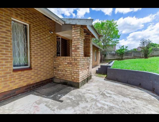 3 BEDROOM HOUSE FOR SALE IN BISLEY